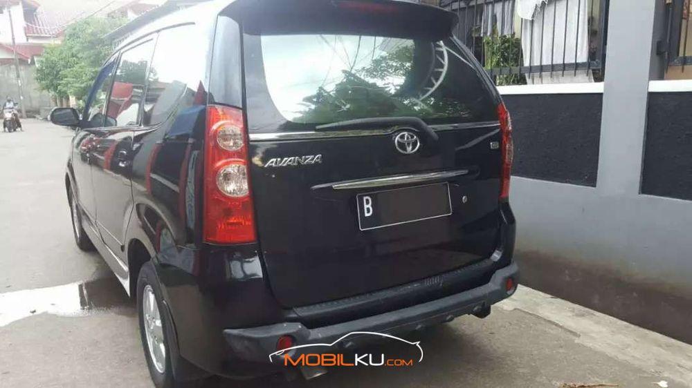 Mobil Toyota Avanza 2010