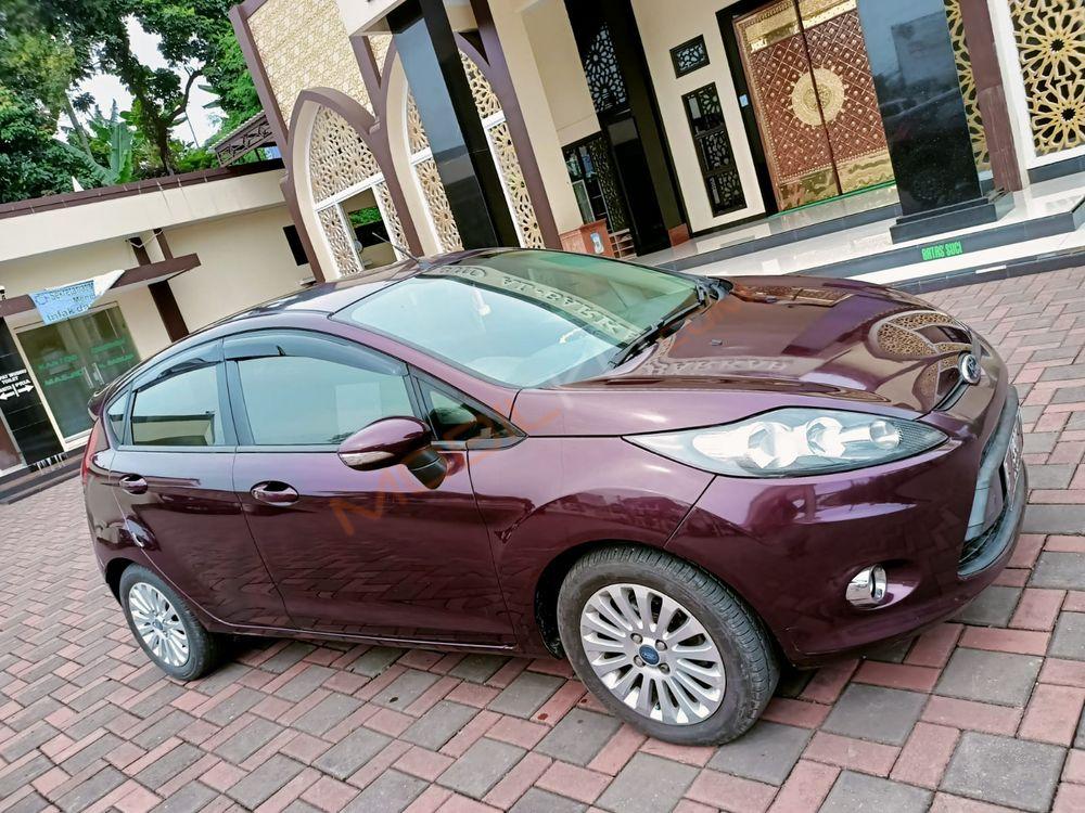 Mobil Ford Fiesta 2012