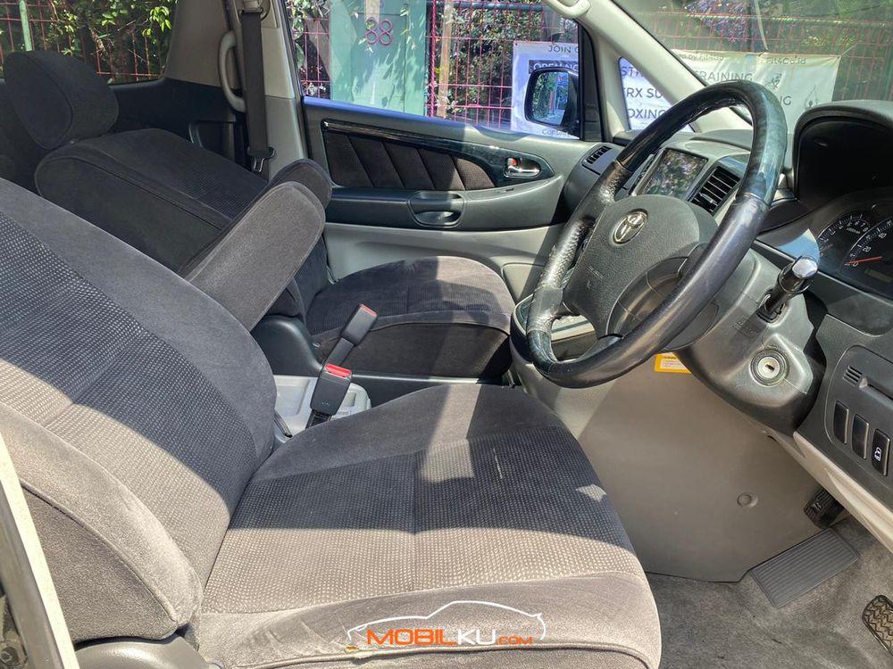 Mobil Toyota Alphard 2004