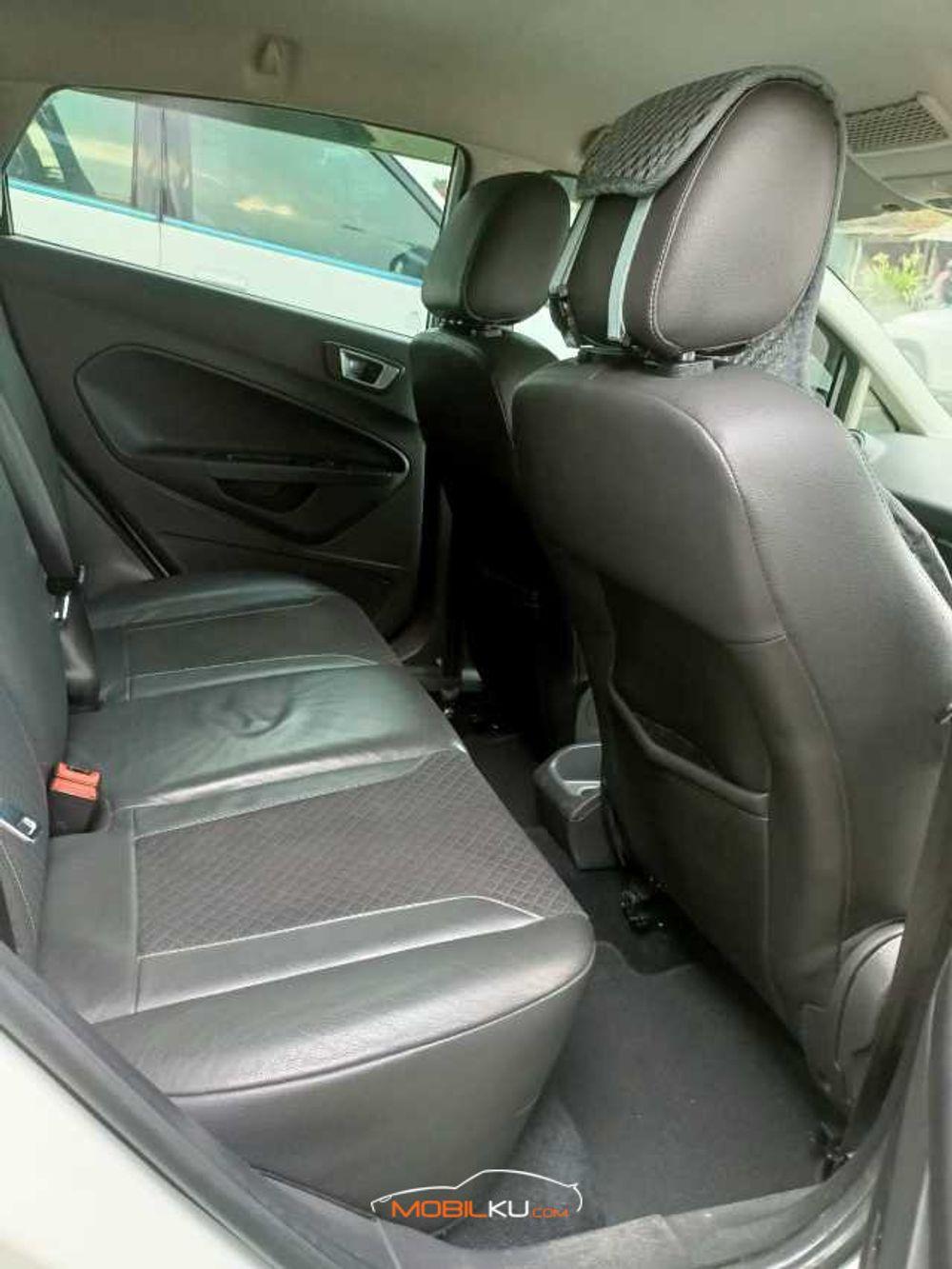 Mobil Ford Fiesta 2014