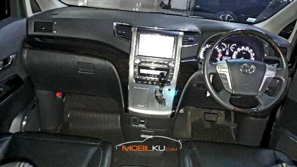 Mobil Toyota Alphard 2014