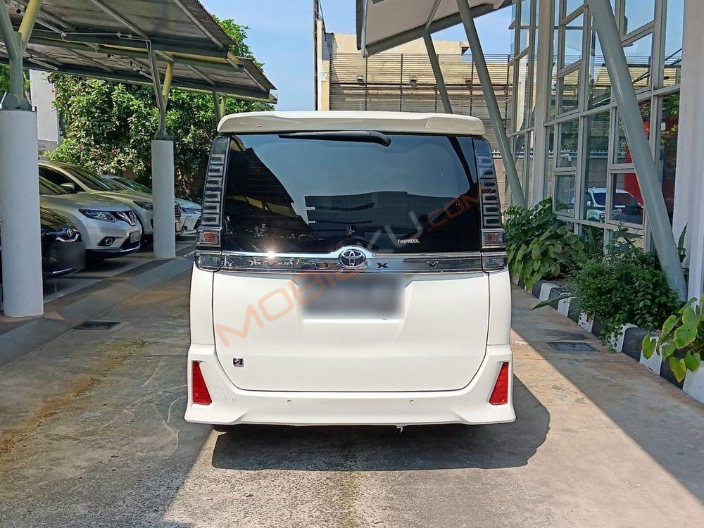 Mobil Toyota Voxy 2021