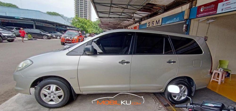 Mobil Toyota Kijang Innova 2006