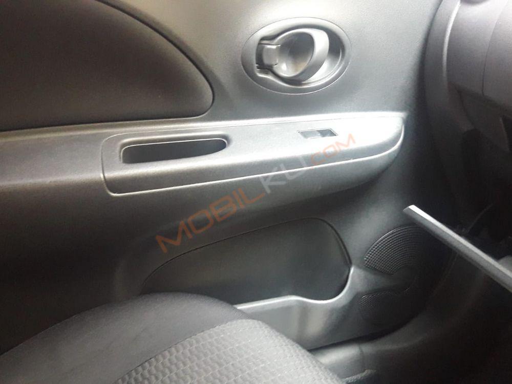 Mobil Nissan March 2012