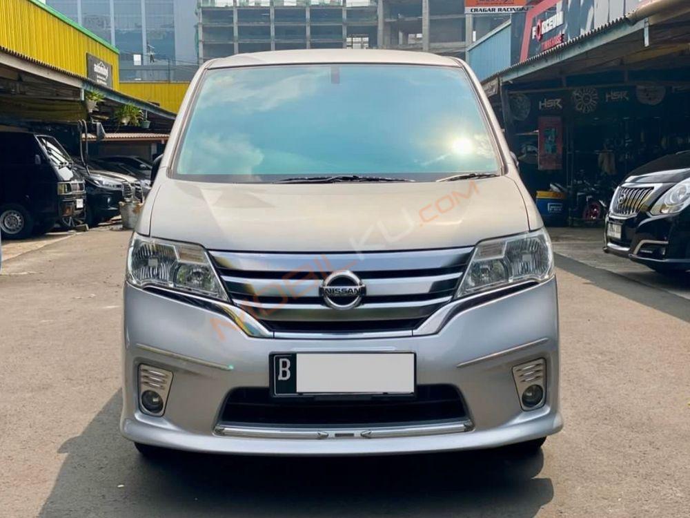 Mobil Nissan Serena 2013