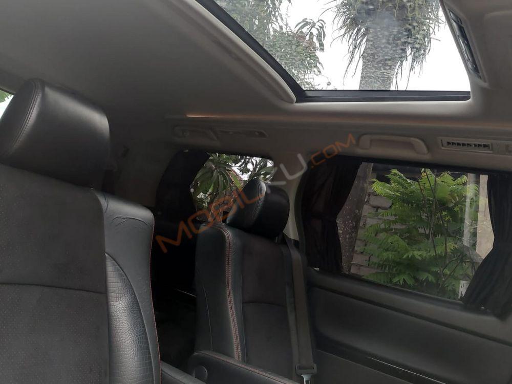 Mobil Toyota Vellfire 2013