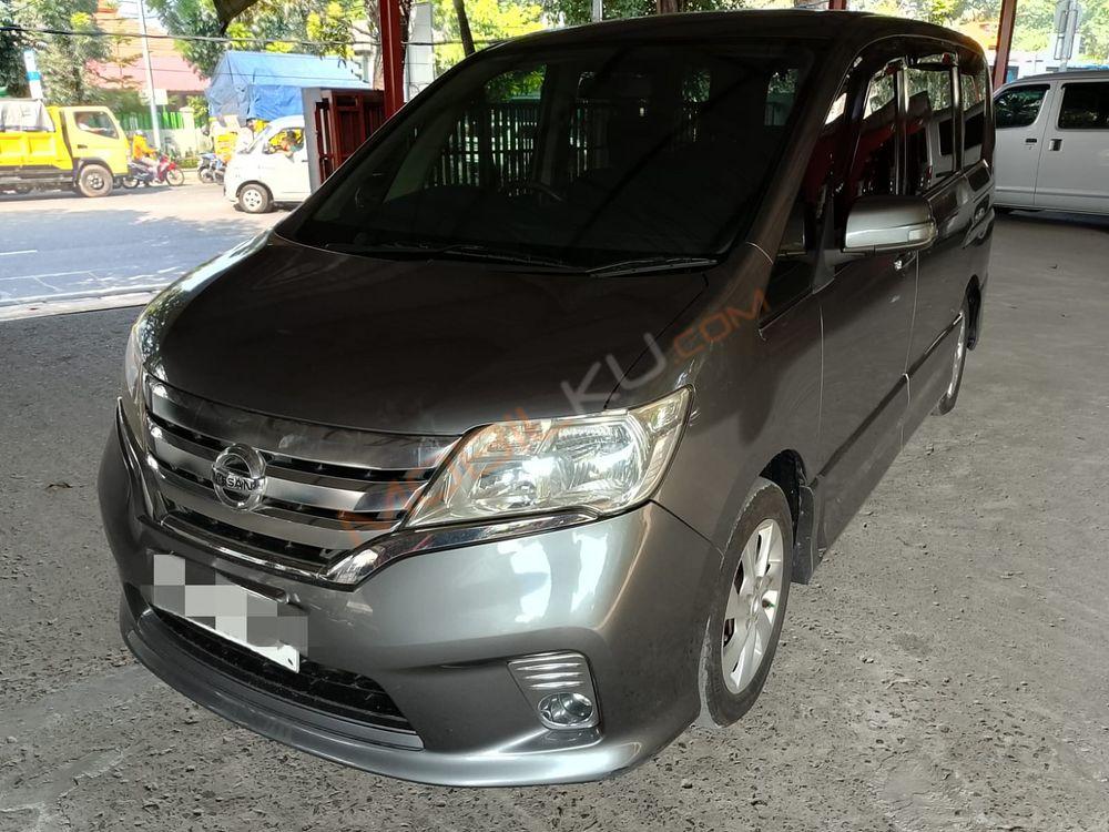 Mobil Nissan Serena 2014