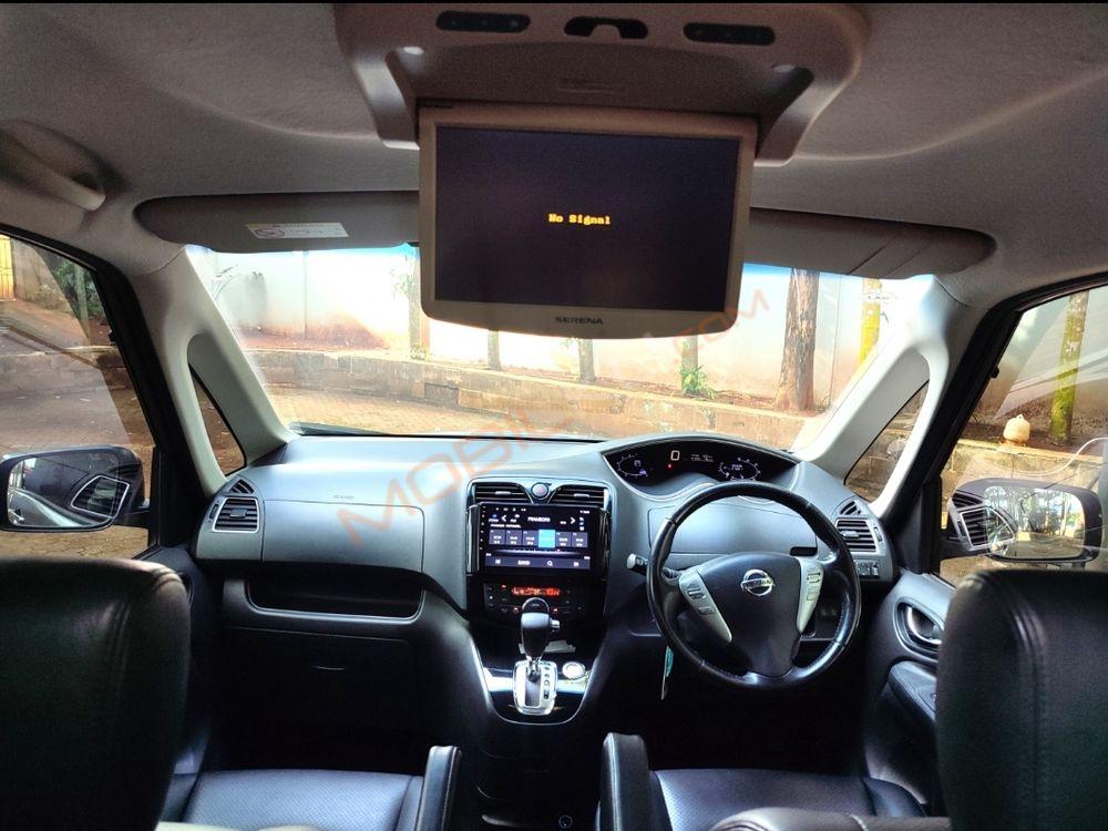 Mobil Nissan Serena 2015