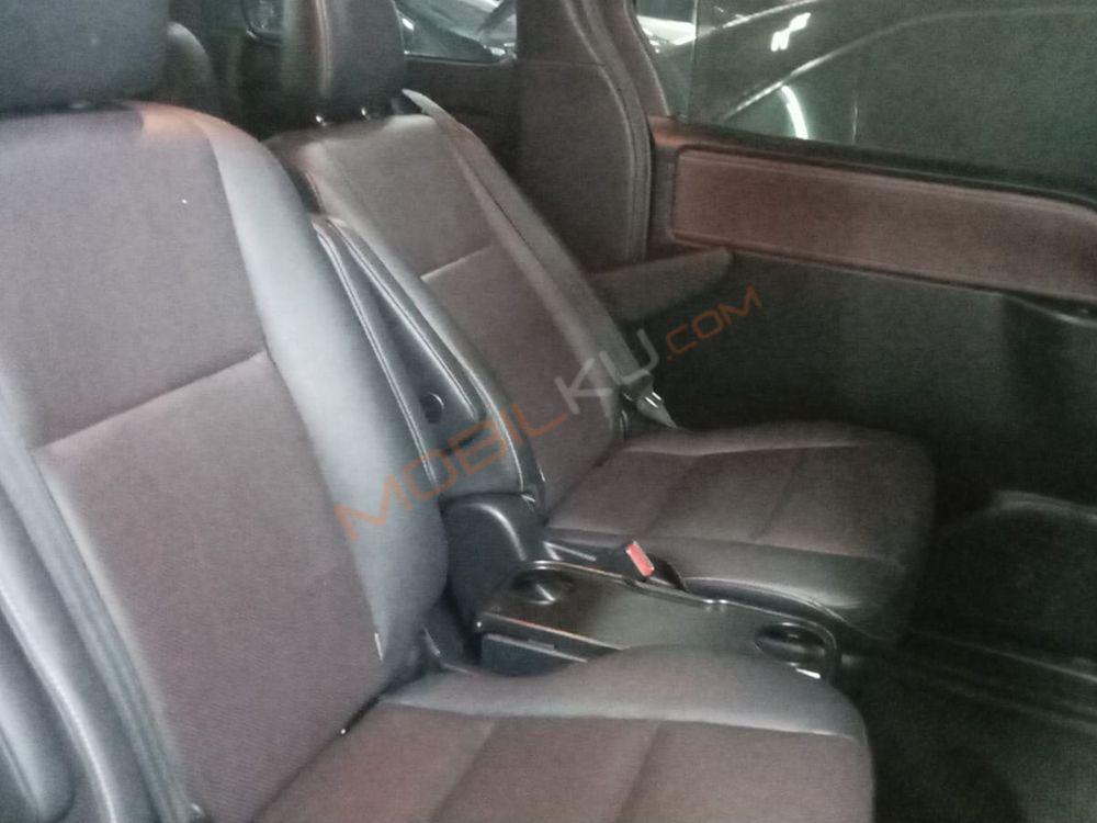 Mobil Toyota Voxy 2017