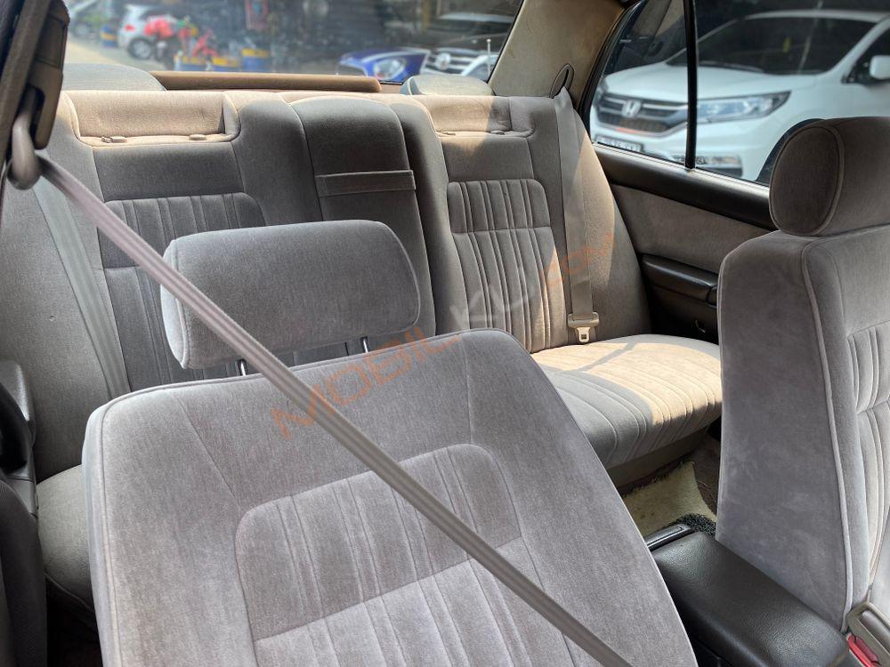 Mobil Toyota Crown 1995