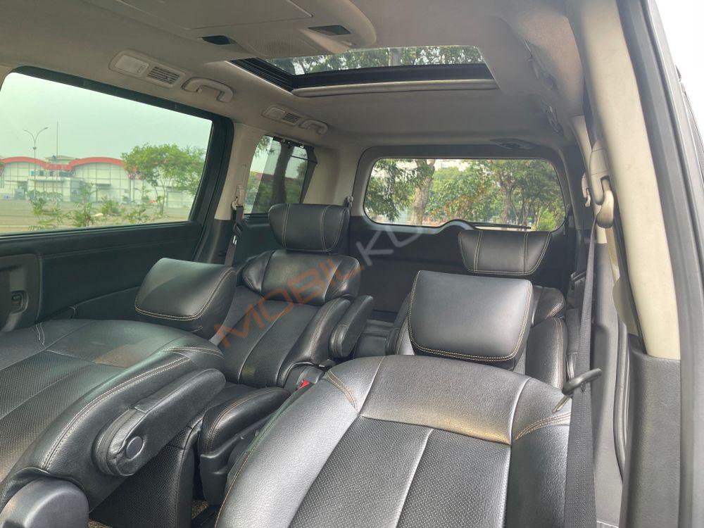 Mobil Nissan Elgrand 2013