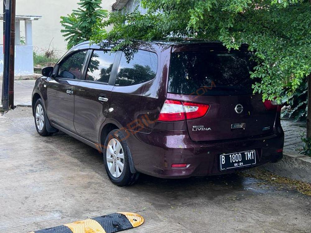 Mobil Nissan Livina 2015