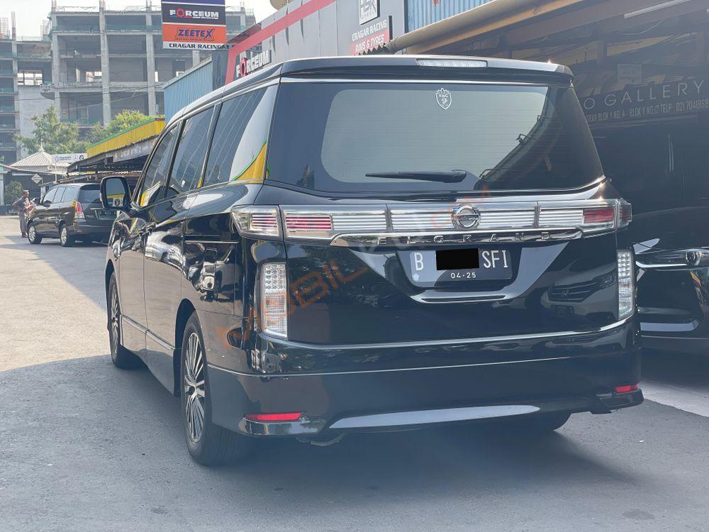 Mobil Nissan Elgrand 2014
