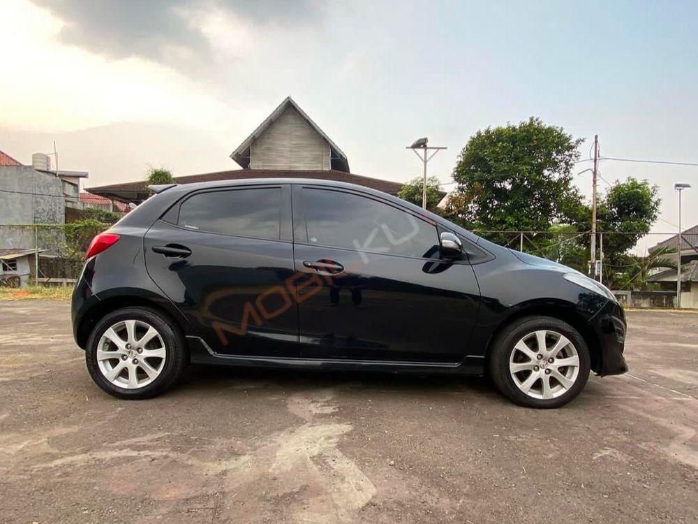 Mobil Mazda 2 Sedan 2013