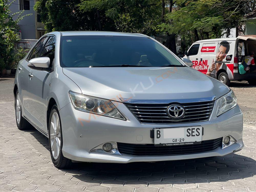 Mobil Toyota Camry 2013