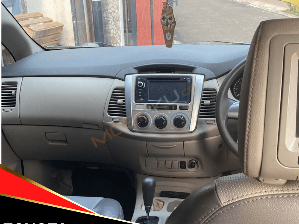 Mobil Toyota Kijang Innova 2013