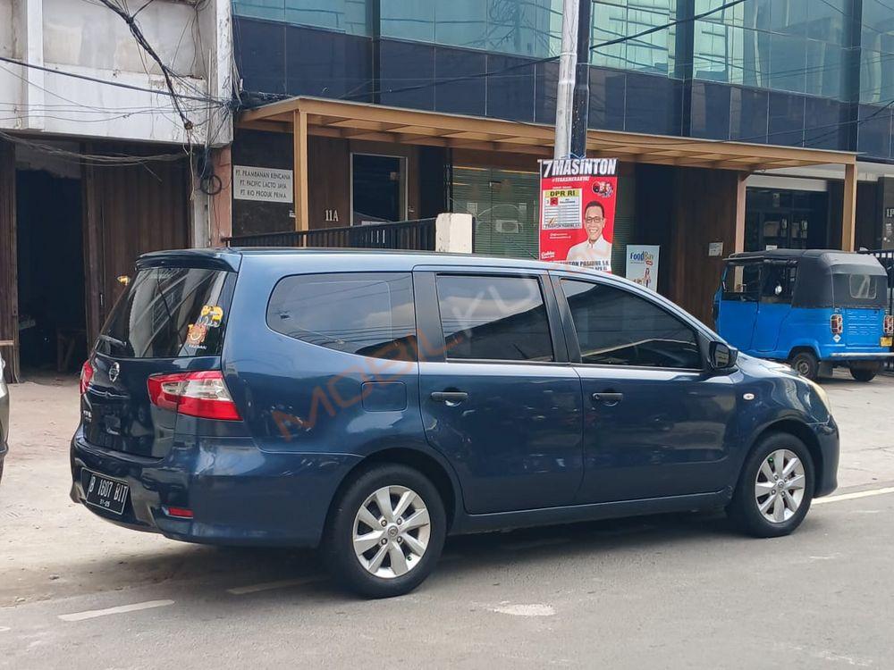 Mobil Nissan Grand Livina 2014