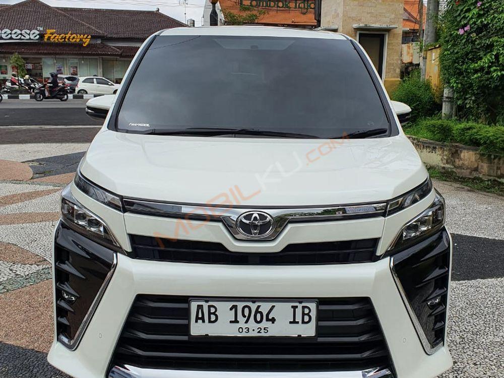 Mobil Toyota Voxy 2020