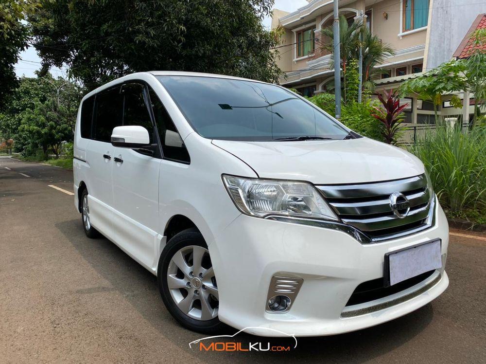 Mobil Nissan Serena 2013