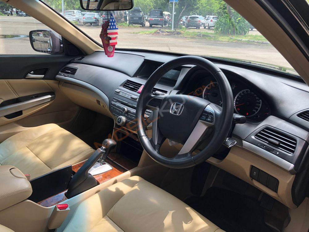 Mobil Honda Accord 2011
