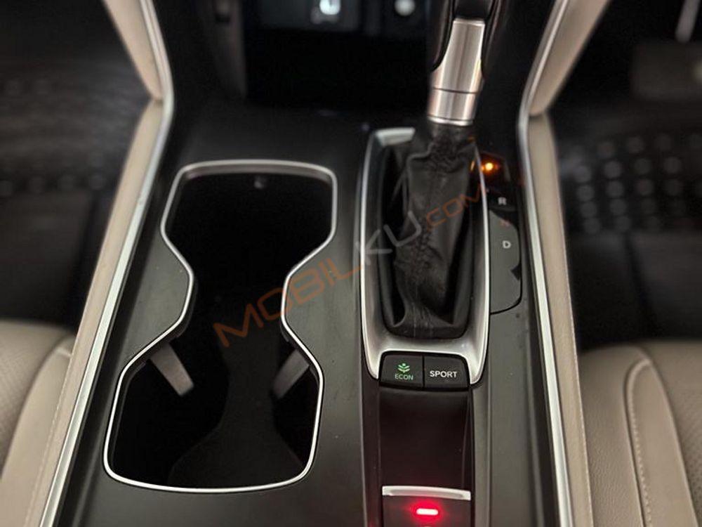 Mobil Honda Accord 2019