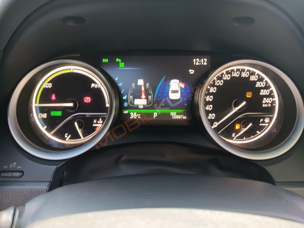 Mobil Toyota Camry 2019