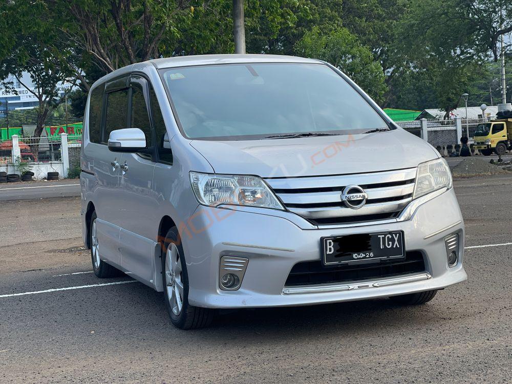 Mobil Nissan Serena 2013