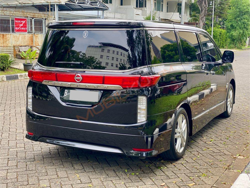 Mobil Nissan Elgrand 2011