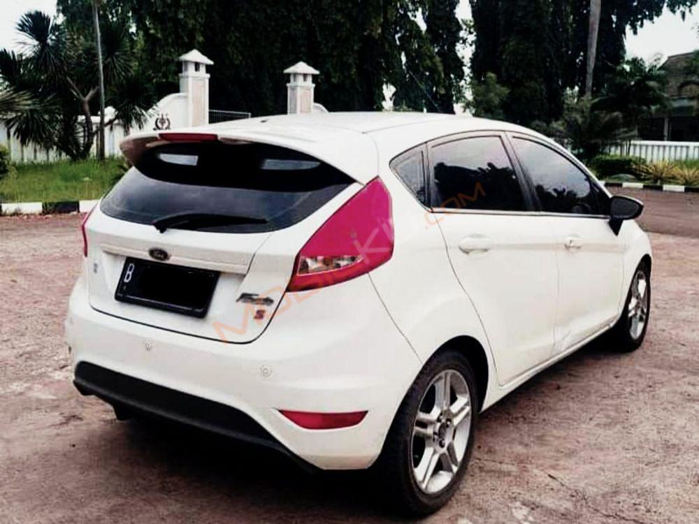 Mobil Ford Fiesta 2013