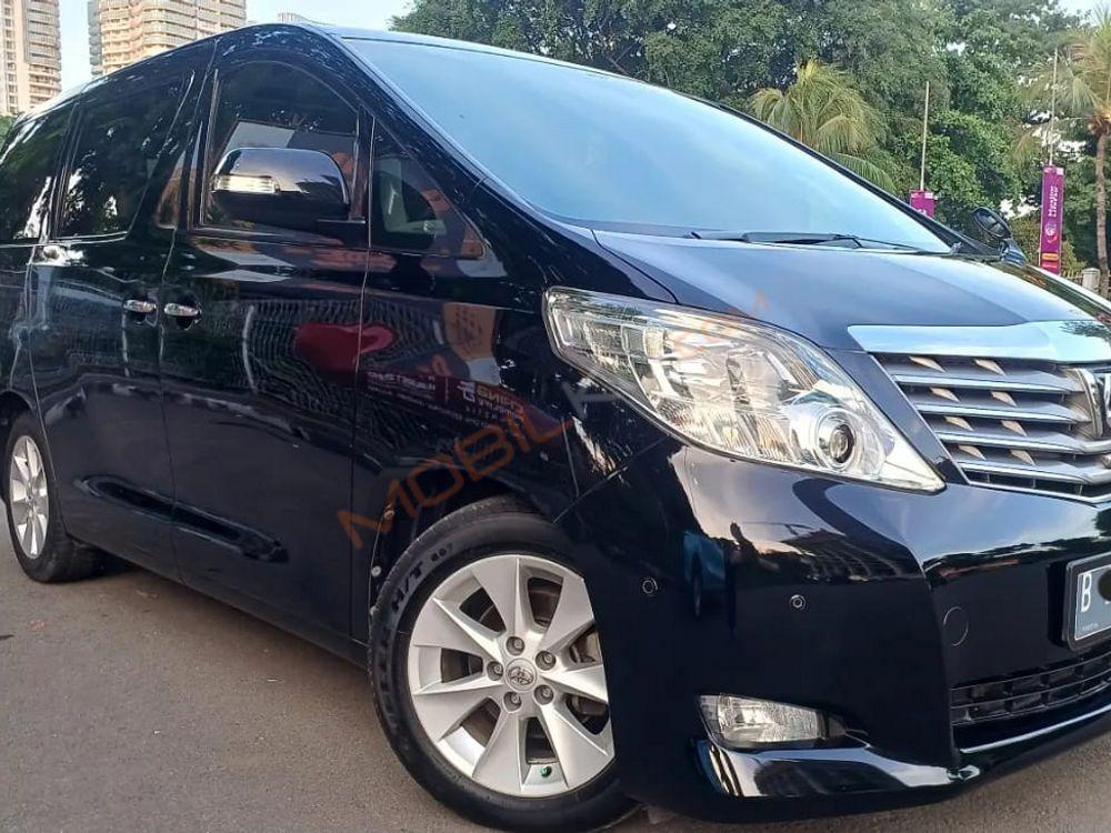 Mobil Toyota Alphard 2011