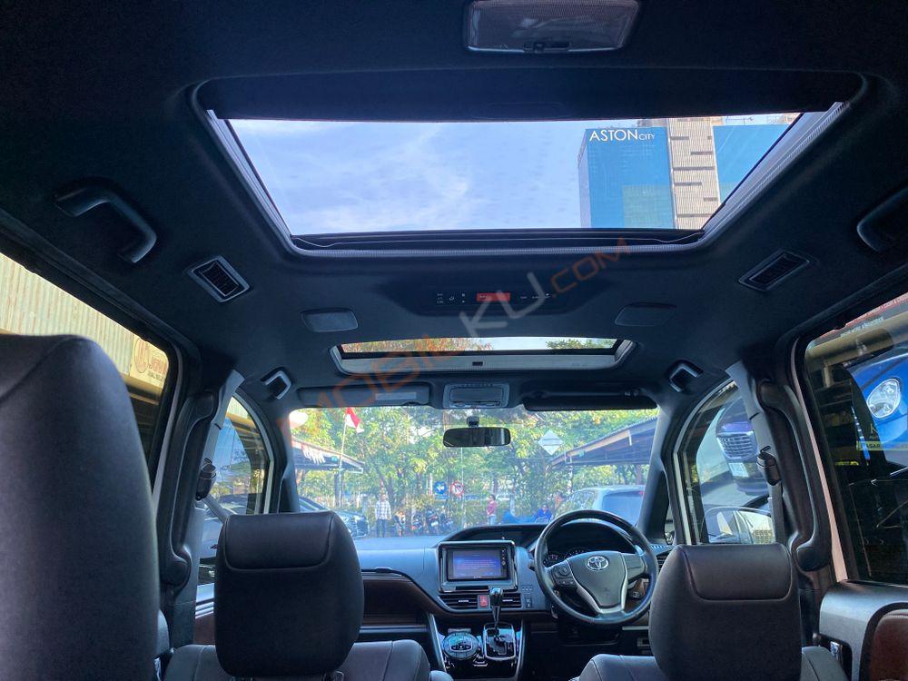 Mobil Toyota Voxy 2018