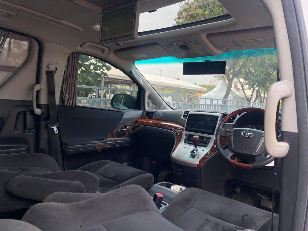 Mobil Toyota Alphard 2011