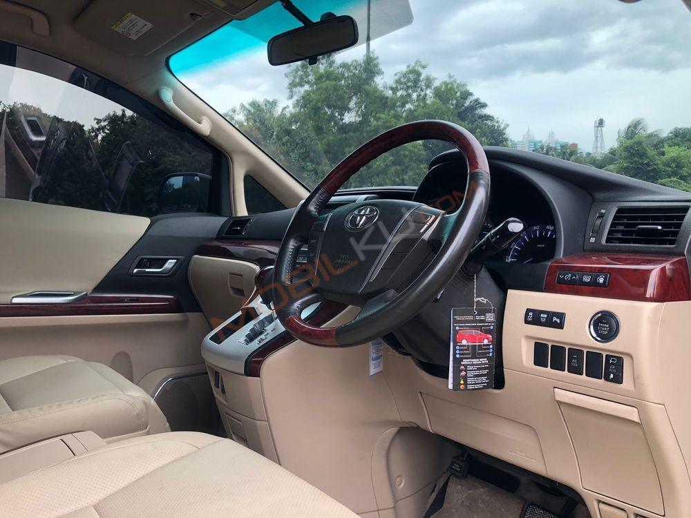 Mobil Toyota Vellfire 2010