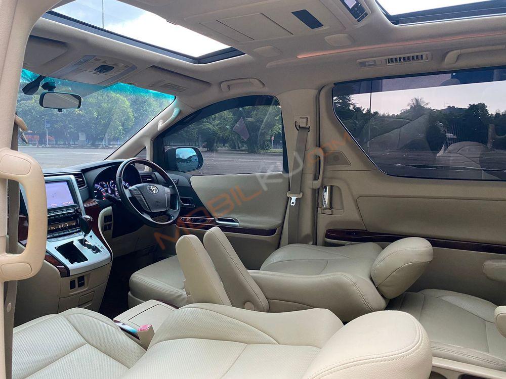 Mobil Toyota Vellfire 2010