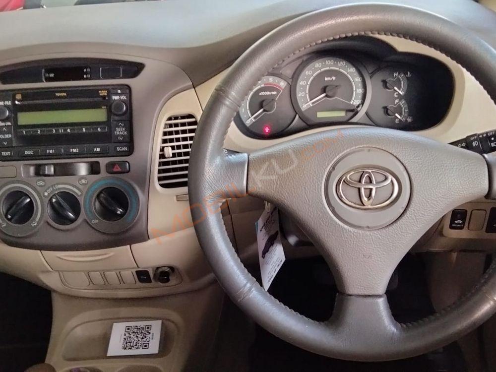 Mobil Toyota Kijang Innova 2010