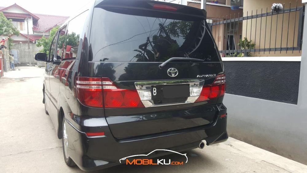 Mobil Toyota Alphard 2006