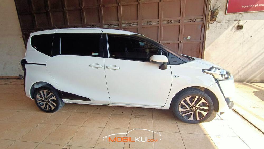 Mobil Toyota Sienta 2018