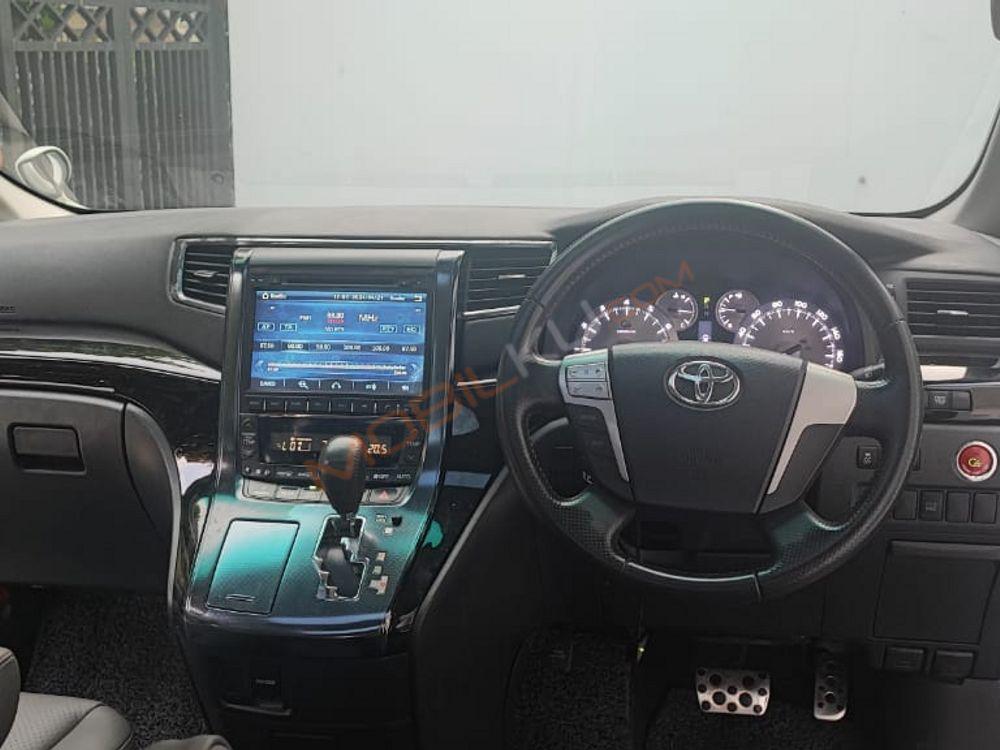 Mobil Toyota Vellfire 2013