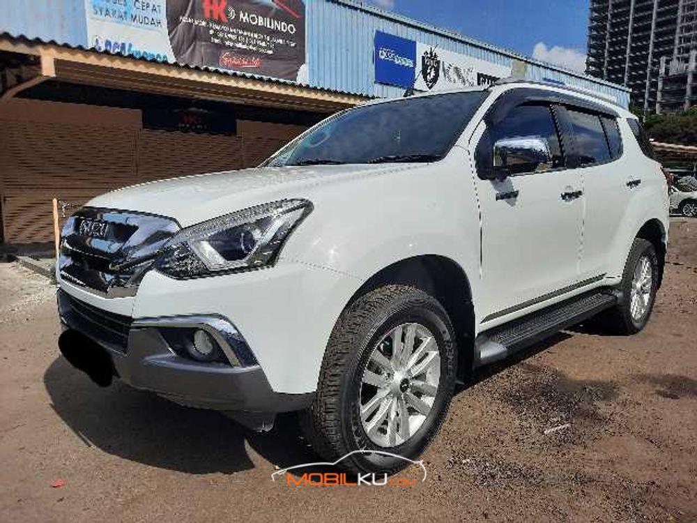 Mobil Isuzu MU-X 2017