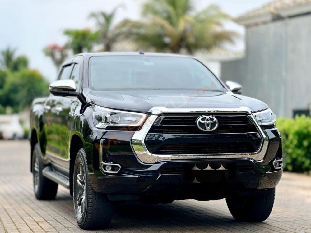Mobil Toyota Hilux 2023