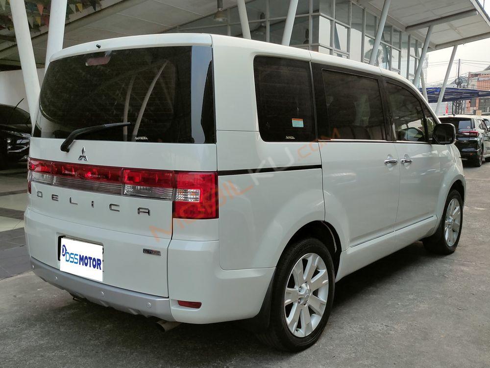 Mobil Mitsubishi Delica 2016