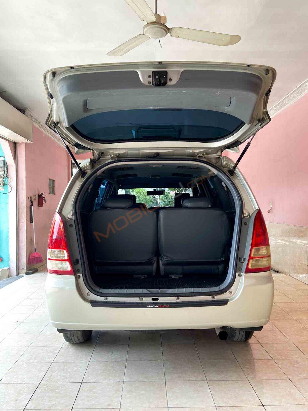 Mobil Toyota Kijang Innova 2008