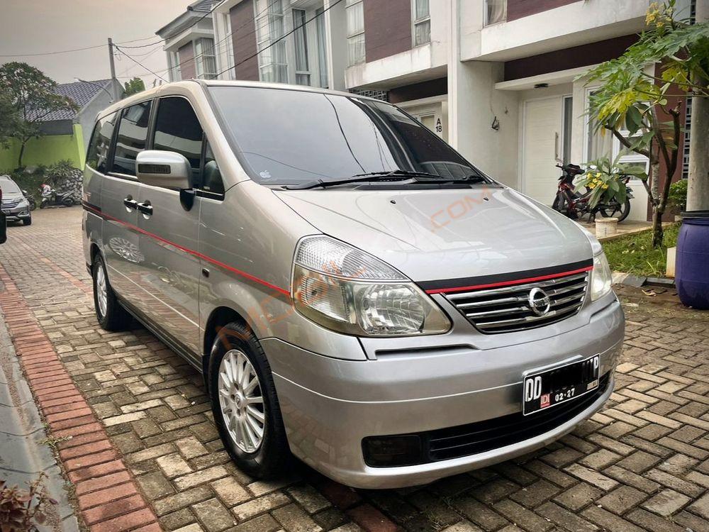 Mobil Nissan Serena 2012