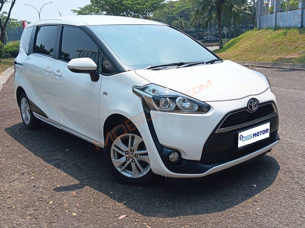 Mobil Toyota Sienta 2016