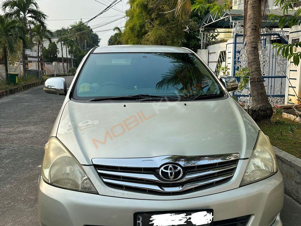 Mobil Toyota Kijang Innova 2011