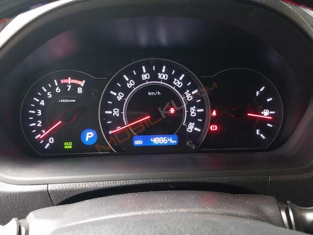 Mobil Toyota Voxy 2017