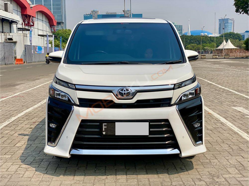 Mobil Toyota Voxy 2019