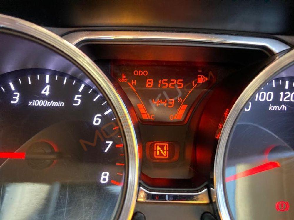 Mobil Nissan Grand Livina 2013