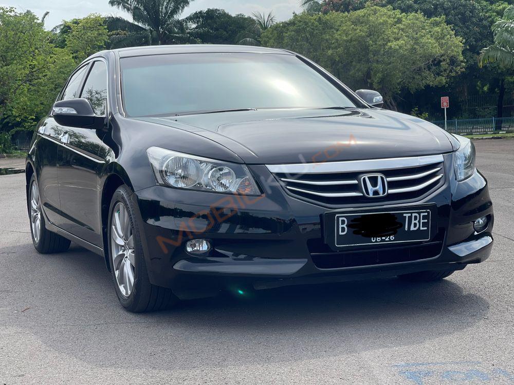 Mobil Honda Accord 2011