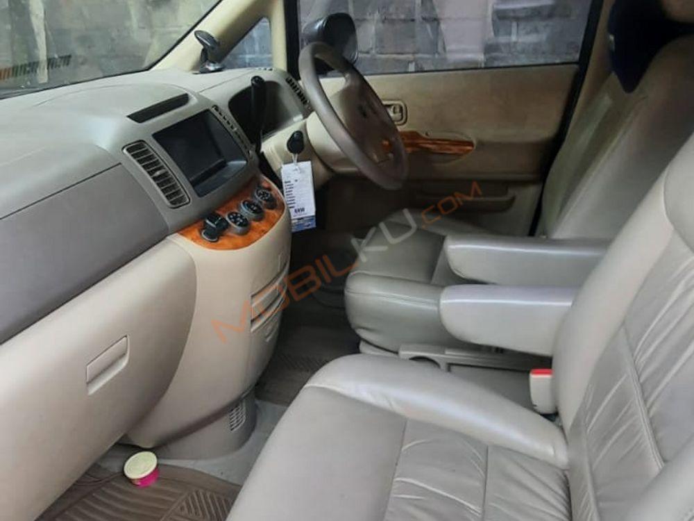 Mobil Nissan Serena 2012